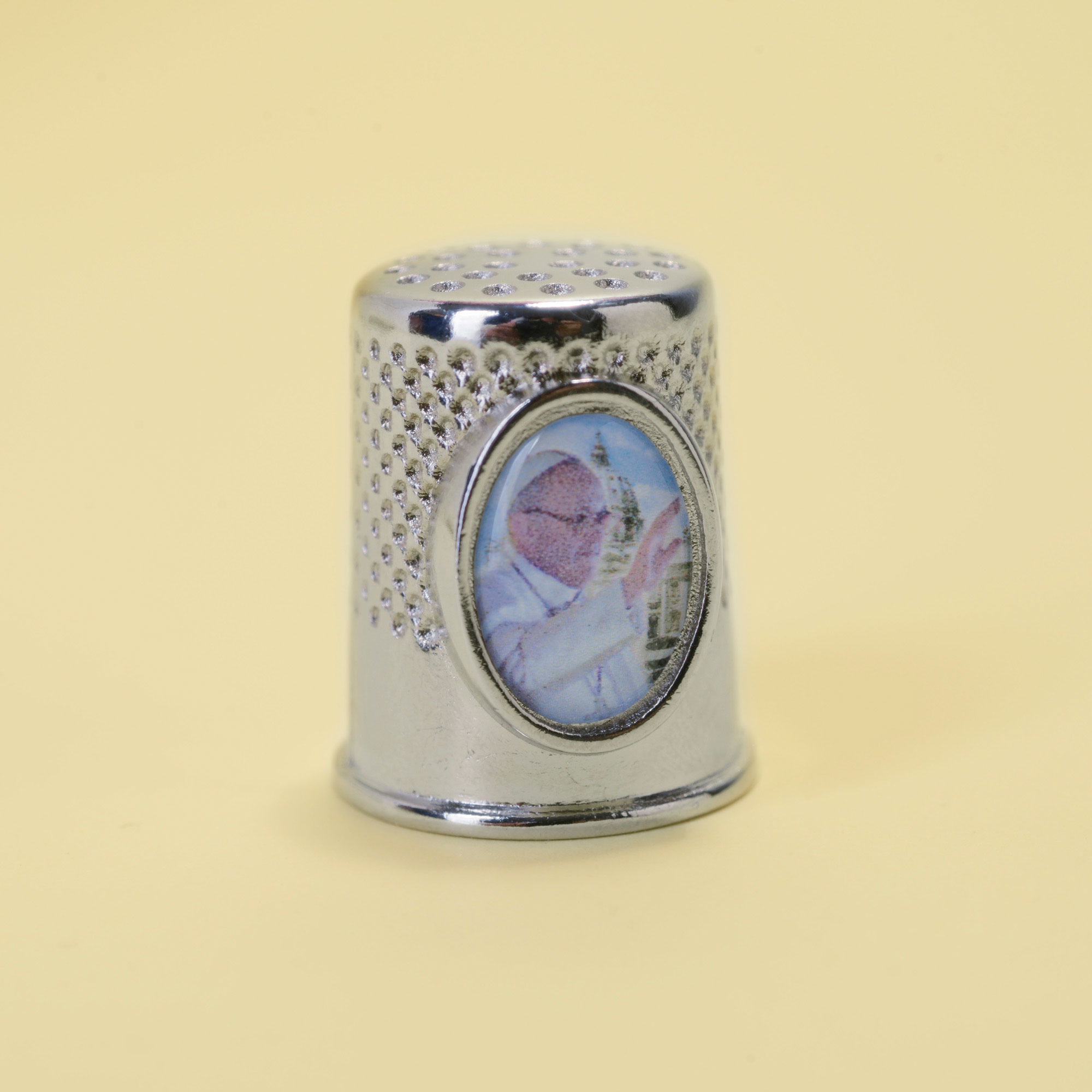 Metal thimble with the image of Pope Francis.

Price :  5 €