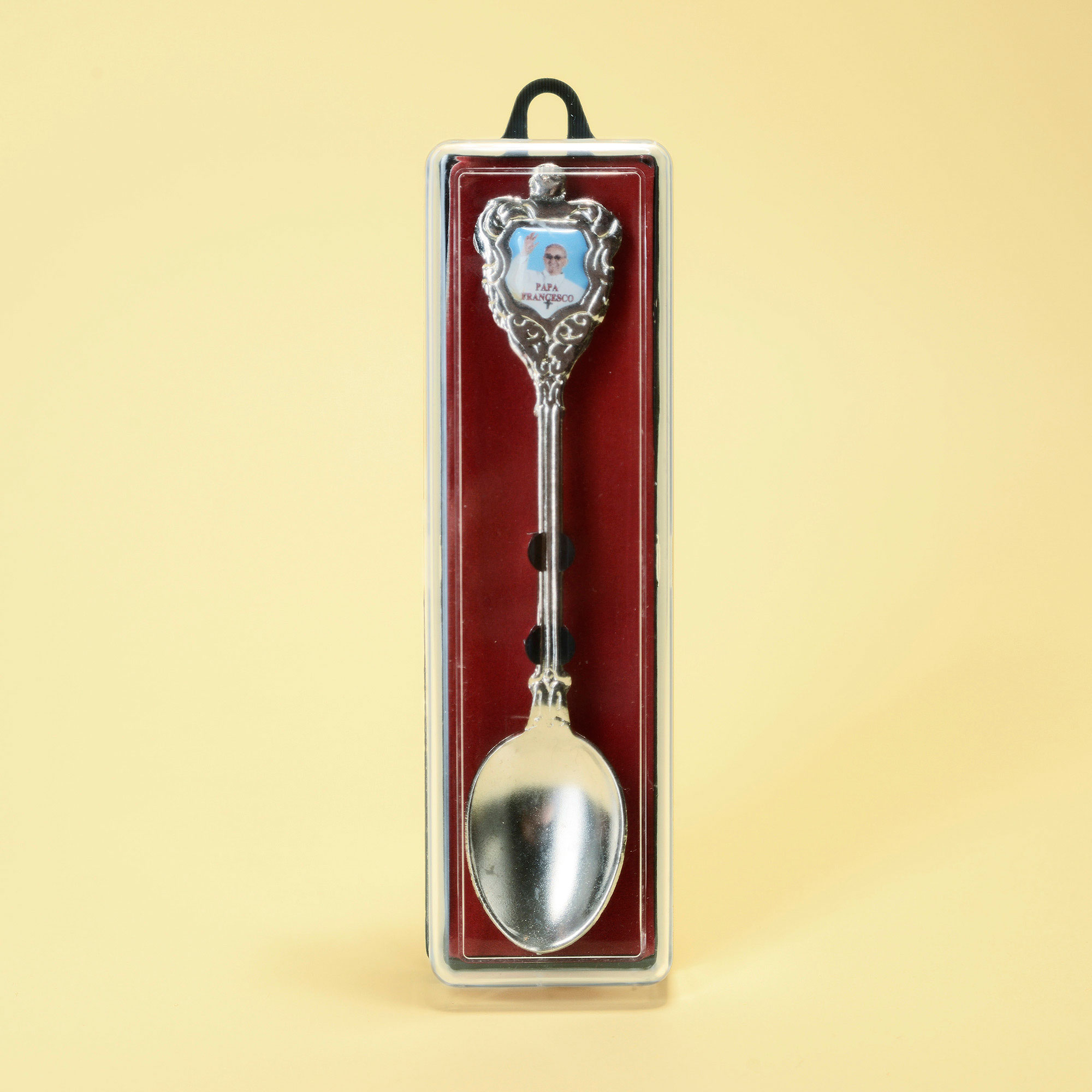 Metal spoon with little photograph of Pope Francis in plastic box.

Price :  4,90 €